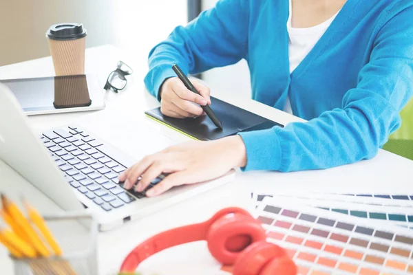 iç tasarım veya grafik tasarımcı yenileme ve teknoloji kavramı - seçim için renk örnekleri ile çalışan kadın. renk renk örnekleri, closeup seçme işyerinde. Yaratıcı insanlar 