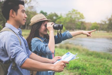 Mutlu genç çift yürüyüşçü yaz tatile eğleniyor dağ Vadisi, sevgi dolu açık atış.