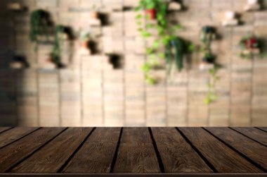 Seçilmiş odak noktası boş kahverengi ahşap masa ve kafeterya veya restoranın arka planı bokeh görüntülü bulanık. Fotomontaj ya da ürün gösterimi için.
