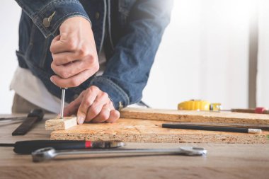 Marangoz, marangozluk planları eser dikkatle bakarak çalışma. Onun işyerinde başarılı bir girişimci olduğunu. Destekler üzerinde inşaat alanında iş kesici ile çivi çekiç