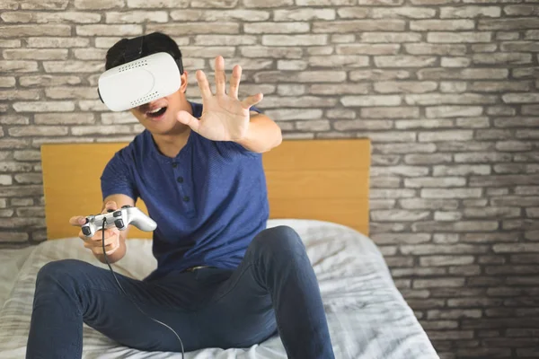 Vr kulaklık tasarım genel bir çözümdür ve Hayır logoları, sanal gerçeklik giyen adam film izlerken veya video oyun, çift pozlama etkisi koruyucu gözlük.