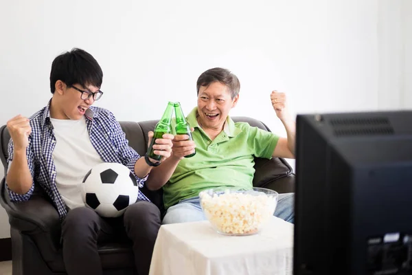 体育和娱乐概念 快乐的男性朋友欢呼和看电视一起在家里支持世界杯足球队获胜 — 图库照片