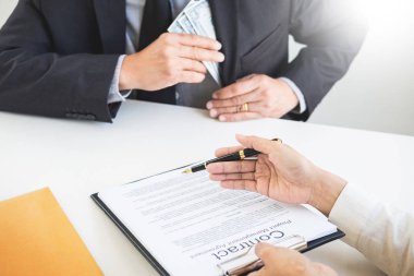 Bozuk işadamı, ya da politikacı rüşvet yüz dolar faturaları şeklinde. üst düzey görevliler arasından