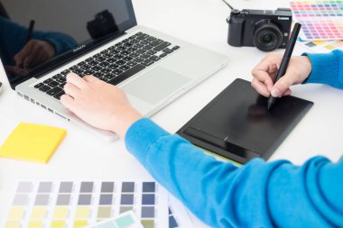 iç tasarım veya grafik tasarımcı yenileme ve teknoloji kavramı - seçim için renk örnekleri ile çalışan kadın. renk renk örnekleri, closeup seçme işyerinde. Yaratıcı insanlar 