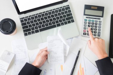 iş kadın muhasebeci ya da bankacı hesaplamalar faturaları yapma. Ofiste, ekonomi konsept dizüstü bilgisayar aracılığıyla mali yapıyor.