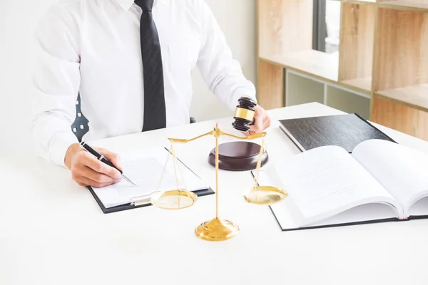 Gabelstapler Und Solider Justizblock Und Anwalt Der Auf Holztisch Hintergrund — Stockfoto