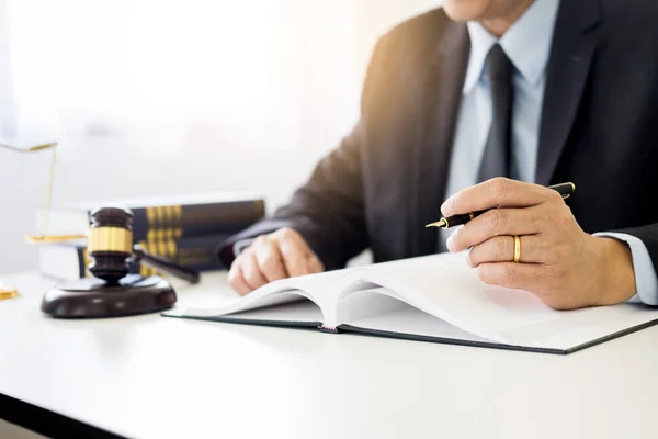 Gabelstapler Und Solider Justizblock Und Anwalt Der Auf Holztisch Hintergrund — Stockfoto