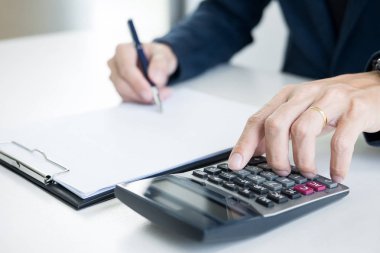 İyi anlaşma anlaşma sonra bitir tuþuna müşteriye veren işadamı. süre kredi anlaşması onaylandıktan ve hesap makinesi, ev kavramı satın