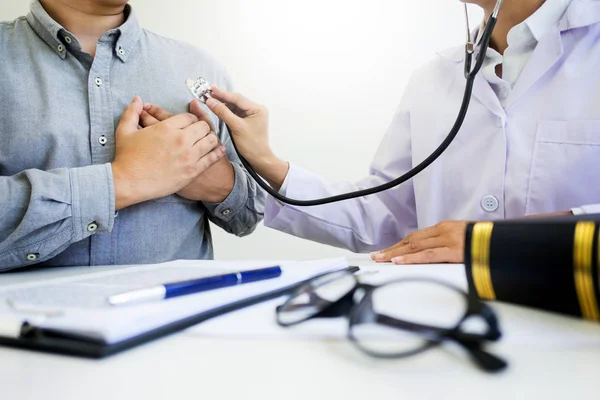 Stetoskop tıbbi ofis ile hastalar göğüs kontrol için dinleme erkek hasta ziyaret Doktor ofisi