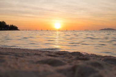 Deniz plaj yukarıda güzel gün batımı
