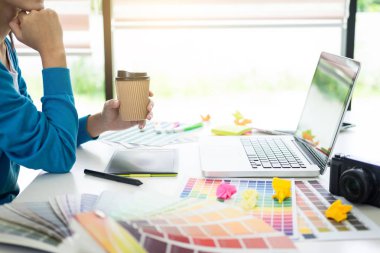 iç tasarım veya grafik tasarımcı yenileme ve teknoloji kavramı - seçim için renk örnekleri ile çalışan kadın. renk renk örnekleri, closeup seçme işyerinde. Yaratıcı insanlar 