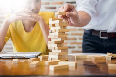 Brainstrom iş stratejisi, risk, gelecek, ekip çalışması kavramı için bir plan yapıyor kulesi ahşap bloklar tarafından bina iş yaratıcı insanların grup