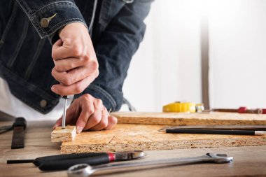 Marangoz, marangozluk planları eser dikkatle bakarak çalışma. Onun işyerinde başarılı bir girişimci olduğunu. Destekler üzerinde inşaat alanında iş kesici ile çivi çekiç