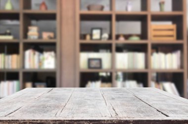 Ahşap tahta masa uzay platform arka plan bulanık Kütüphanesi önünde boş - görüntülemek için kullanılan ya da ürün montaj. Ürün görüntüleme için alay