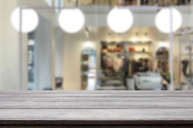 Seçilmiş odak noktası boş kahverengi ahşap masa ve kafeterya veya restoranın arka planı bokeh görüntülü bulanık. Fotomontaj ya da ürün gösterimi için.