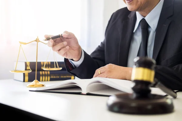 Martelo Bloco Som Justiça Lei Advogado Trabalhando Fundo Mesa Madeira — Fotografia de Stock