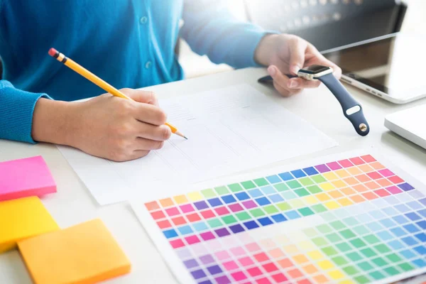 室内设计或平面设计师翻新和技术概念 妇女工作的颜色样本的选择 在工作场所选择颜色色板 创意人士 — 图库照片