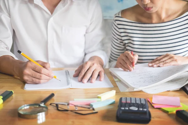 Donna Imparare Insegnare Concetto Istruzione Tutor Aiutandosi Vicenda Seduti Tavolo — Foto Stock