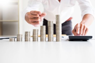İşadamı el midsection yığın paralar, artan para office Resepsiyon, Döviz, yatırım, tasarruf, mali konsepti üzerine koymak..