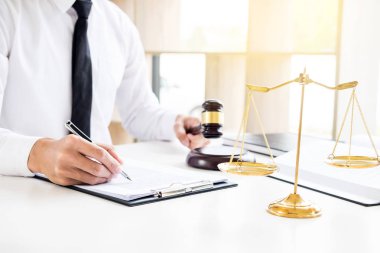 Adalet yasa ve ahşap Resepsiyon arka planda çalışan avukat tokmak ve ses bloğu