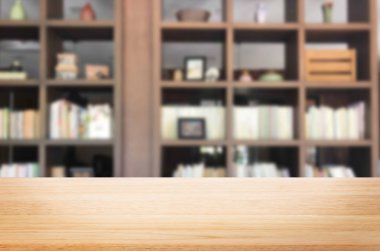 Ahşap tahta masa uzay platform arka plan bulanık Kütüphanesi önünde boş - görüntülemek için kullanılan ya da ürün montaj. Ürün görüntüleme için alay