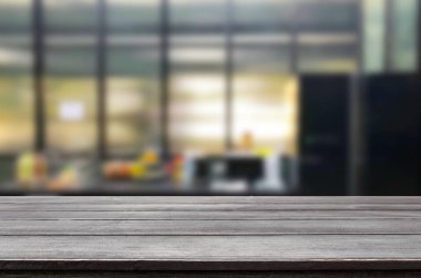 Ahşap masa üstü bulanıklık mutfak veya kafe Oda arka plan üzerinde. Montaj ürün için tasarım anahtar görsel düzeni görüntülemek.