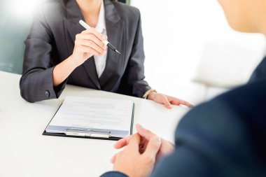 Erkek bir iş iletken Yöneticisi ona öyle bakıyorsun-onun Cv onun elinde ve onun alt onun tablo içinde Office için Talking kadın başvuru ile röportaj 
