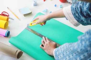 Kadın eli hurda rezervasyon veya diğer Festival süsleri DIY aksesuarlar düzenleme yapmaya kağıt kesme