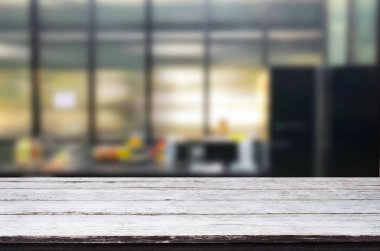 Ahşap masa üstü bulanıklık mutfak veya kafe Oda arka plan üzerinde. Montaj ürün için tasarım anahtar görsel düzeni görüntülemek.