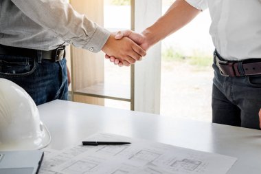 el retro tarzı mimarisi ve ev yenileme kavramı - builder ile ortak sallayarak blueprint.