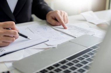 iş kadın muhasebeci ya da bankacı hesaplamalar faturaları yapma. Ofiste, ekonomi konsept dizüstü bilgisayar aracılığıyla mali yapıyor.
