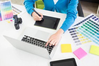 iç tasarım veya grafik tasarımcı yenileme ve teknoloji kavramı - seçim için renk örnekleri ile çalışan kadın. renk renk örnekleri, closeup seçme işyerinde. Yaratıcı insanlar 