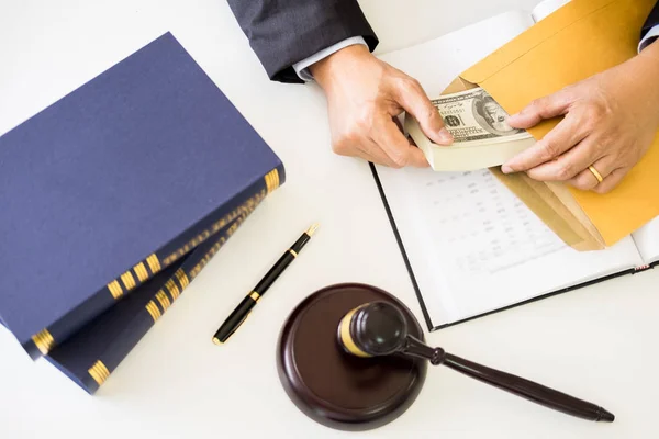 Advogado Sendo Oferecido Recebendo Dinheiro Como Suborno Cliente Mesa Tribunal — Fotografia de Stock