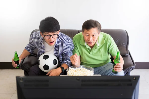 亚洲足球支持者小组的朋友看足球比赛在电视上和欢呼 庆祝与啤酒和爆米花在家中与乐趣或失望图释 — 图库照片
