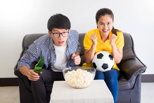 Apoiantes Futebol Asiático Grupo Amigos Assistindo Futebol Esporte Jogo Torcida — Fotografia de Stock