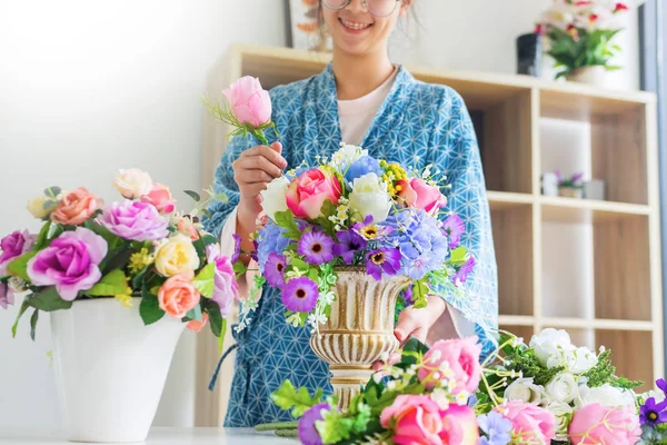 Genç Kadınların Sahibi Çiçekçi Yapma Veya Düzenleme Yapay Çiçek Yelek — Stok fotoğraf