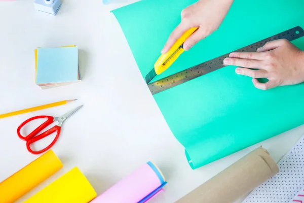 Frau Handgeschnittenes Papier Das Eine Schrottbuchung Oder Andere Festliche Dekorationen — Stockfoto