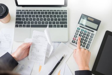 iş kadın muhasebeci ya da bankacı hesaplamalar faturaları yapma. Ofiste, ekonomi konsept dizüstü bilgisayar aracılığıyla mali yapıyor.