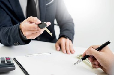 İyi anlaşma anlaşma sonra bitir tuþuna müşteriye veren işadamı. süre kredi anlaşması onaylandıktan ve hesap makinesi, ev kavramı satın