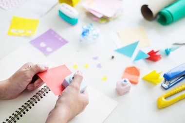 Kadın eli hurda rezervasyon veya diğer Festival süsleri DIY aksesuarlar düzenleme yapmaya kağıt kesme