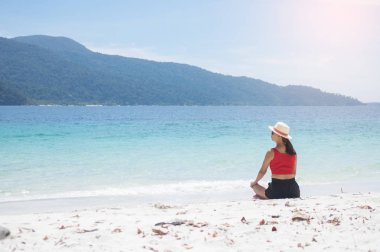 Genç kadın Yoga meditasyon plaj. tropikal yaz seyahat etmek su oturma rahatlatıcı