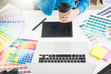 iç tasarım veya grafik tasarımcı yenileme ve teknoloji kavramı - seçim için renk örnekleri ile çalışan kadın. renk renk örnekleri, closeup seçme işyerinde. Yaratıcı insanlar 