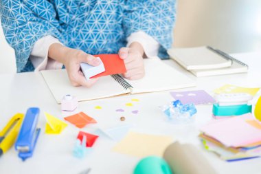 Kadın eli hurda rezervasyon veya diğer Festival süsleri DIY aksesuarlar düzenleme yapmaya kağıt kesme