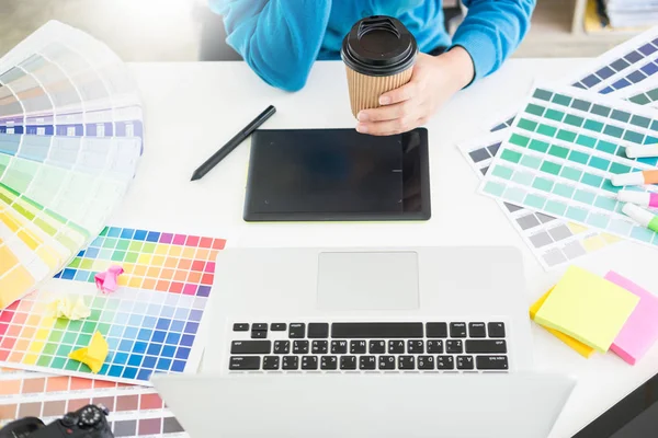 iç tasarım veya grafik tasarımcı yenileme ve teknoloji kavramı - seçim için renk örnekleri ile çalışan kadın. renk renk örnekleri, closeup seçme işyerinde. Yaratıcı insanlar 