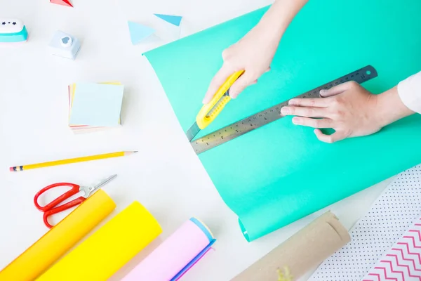 Frau Handgeschnittenes Papier Das Eine Schrottbuchung Oder Andere Festliche Dekorationen — Stockfoto