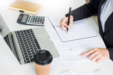 iş kadın muhasebeci ya da bankacı hesaplamalar faturaları yapma. Ofiste, ekonomi konsept dizüstü bilgisayar aracılığıyla mali yapıyor.