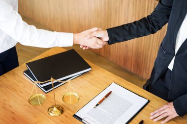 Yargıç ve sonra el sıkışan istemci ile ahşap masa tokmak adalet çekiç mahkeme, avukat hizmet anlayışı, arka planda tavsiye 