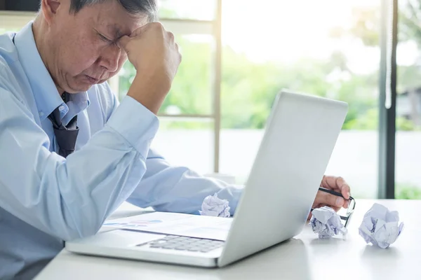 Deprimido Fracaso Hombre Negocios Cansado Tarde Triste Resolver Problema Oficina —  Fotos de Stock