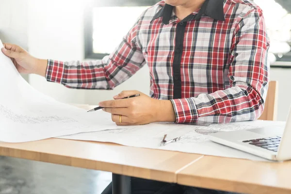 Plan Dessin Main Ingénieur Personne Sur Blue Print Avec Équipement — Photo