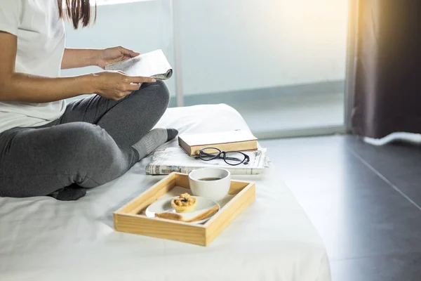 Vrouw Lezen Boek Krant Het Drinken Van Koffie Ontbijt Bed — Stockfoto